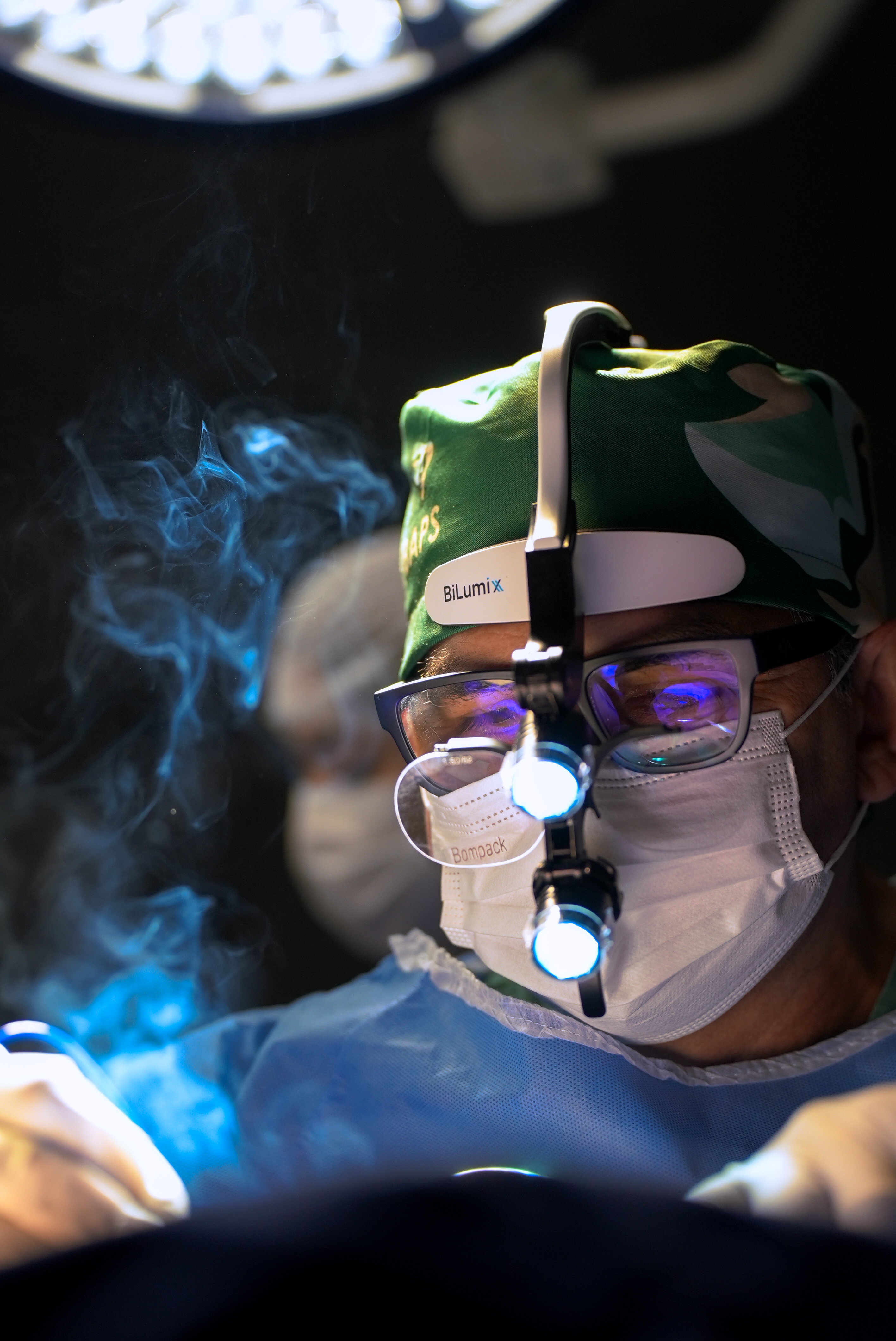 Dr. Rooney Viana durante procedimento
